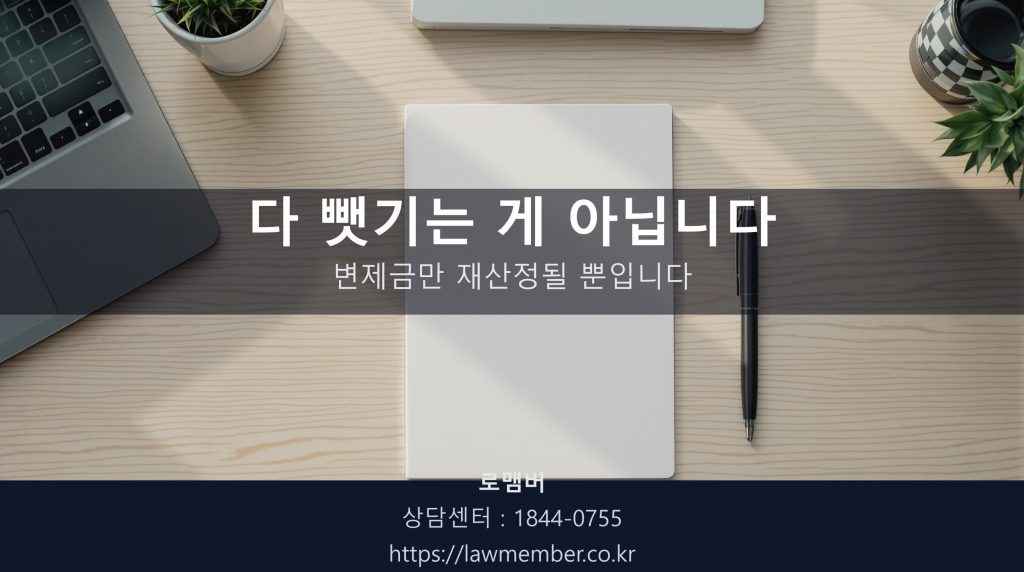 책상 위 서류와 펜 클로즈업
