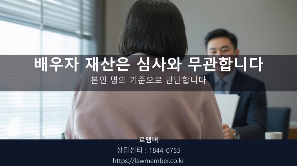 상담실에서 서류를 함께 살펴보는 뒷모습