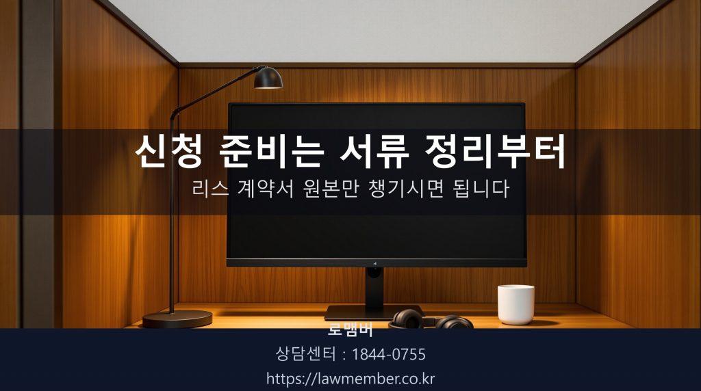 스터디카페 개별 큐브 좌석 정물 — 모니터·데스크램프·헤드폰 클로즈업, 사람 없음