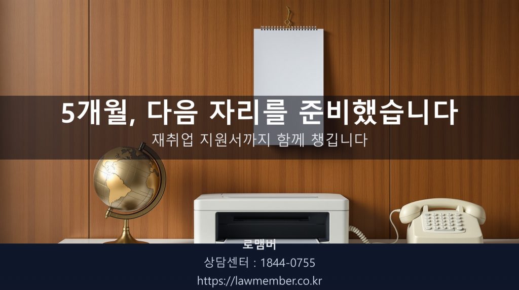 여행사 사무실 정물 — 오래된 지구본·프린터·달력·유선 전화기·잉크젯 프린터 클로즈업, 사람 없음
