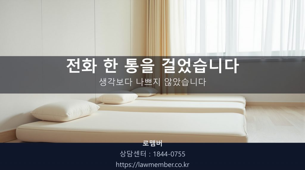 홈 스튜디오 빈 의자와 꺼진 링라이트