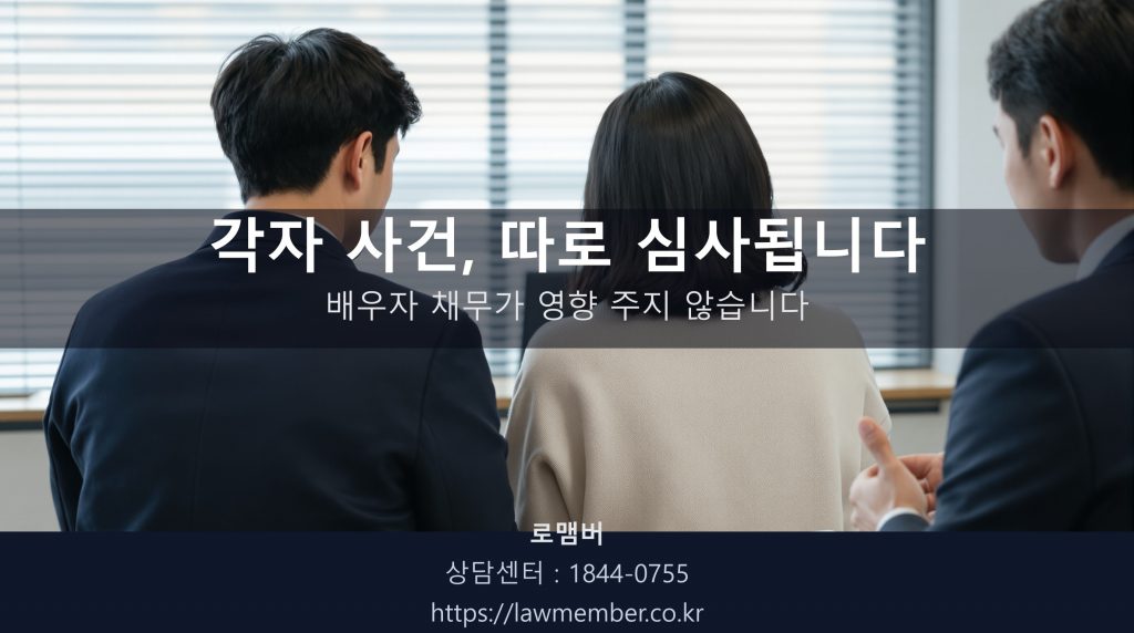 상담실에서 나란히 앉아 서류를 살펴보는 부부의 뒷모습
