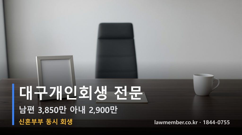 법무사 사무실 책상 위 결혼사진 액자와 서류 정물
